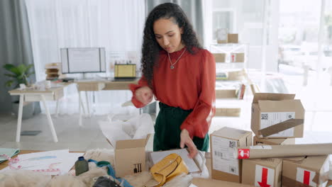 mujer negra, caja y logística para la entrega