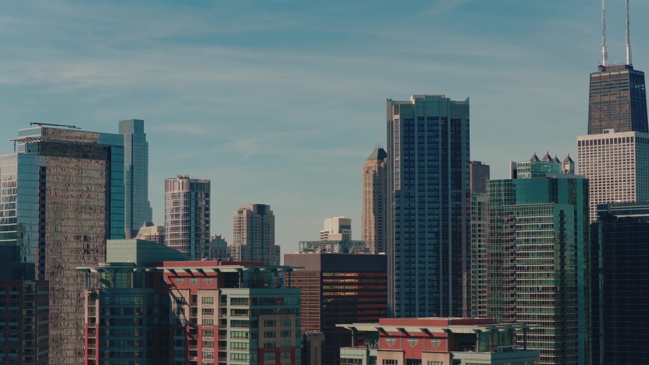 Paisagem urbana de Chicago com arranha-céus do centro, edifícios modernos de vidro em Streeterville em um dia ensolarado em Illinois.