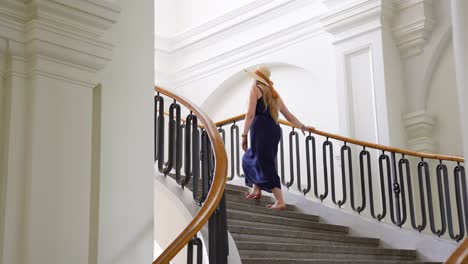 Frau-Im-Kleid,-Die-Eine-Treppe-Im-Barockstil-Im-Schloss-Jelgava,-Lettland,-Hinaufgeht