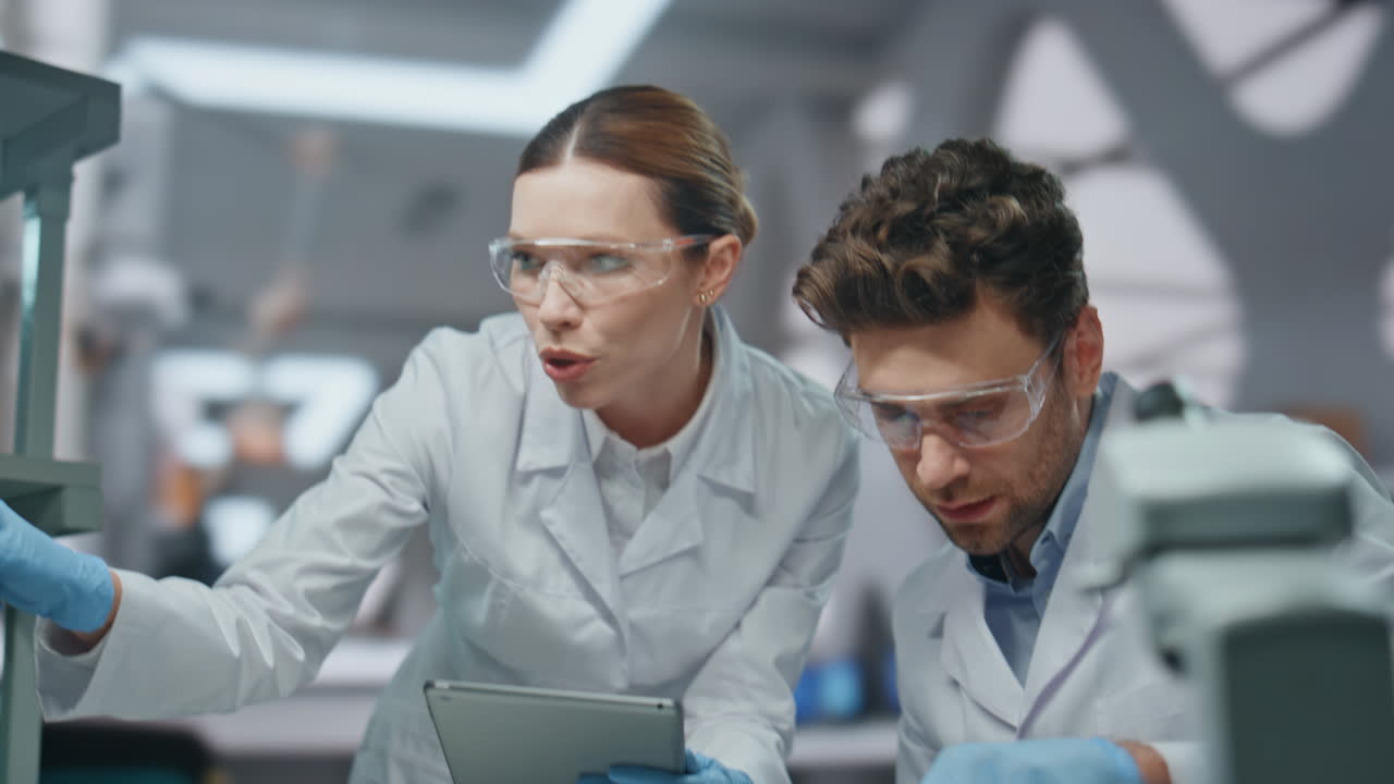 Primo piano di colleghi di laboratorio che ricercano una cura per una malattia virale in una clinica all'avanguardia.