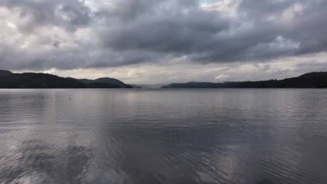 Ruhiges-Wasser-Des-Farris-Sees-In-Norwegen---Drohnenaufnahme-Aus-Der-Luft