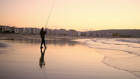 Silhouette-Eines-Fischers,-Der-Mit-Einer-Angelrute-Fischt