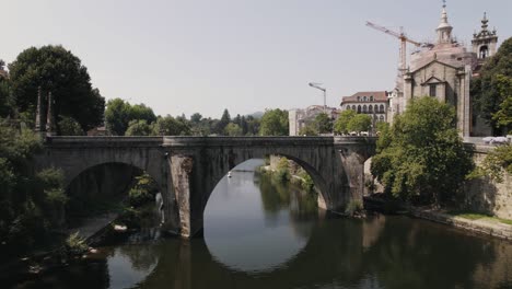 puente medieval de sao goncalo sobre el río tamega, amarante, portugal
