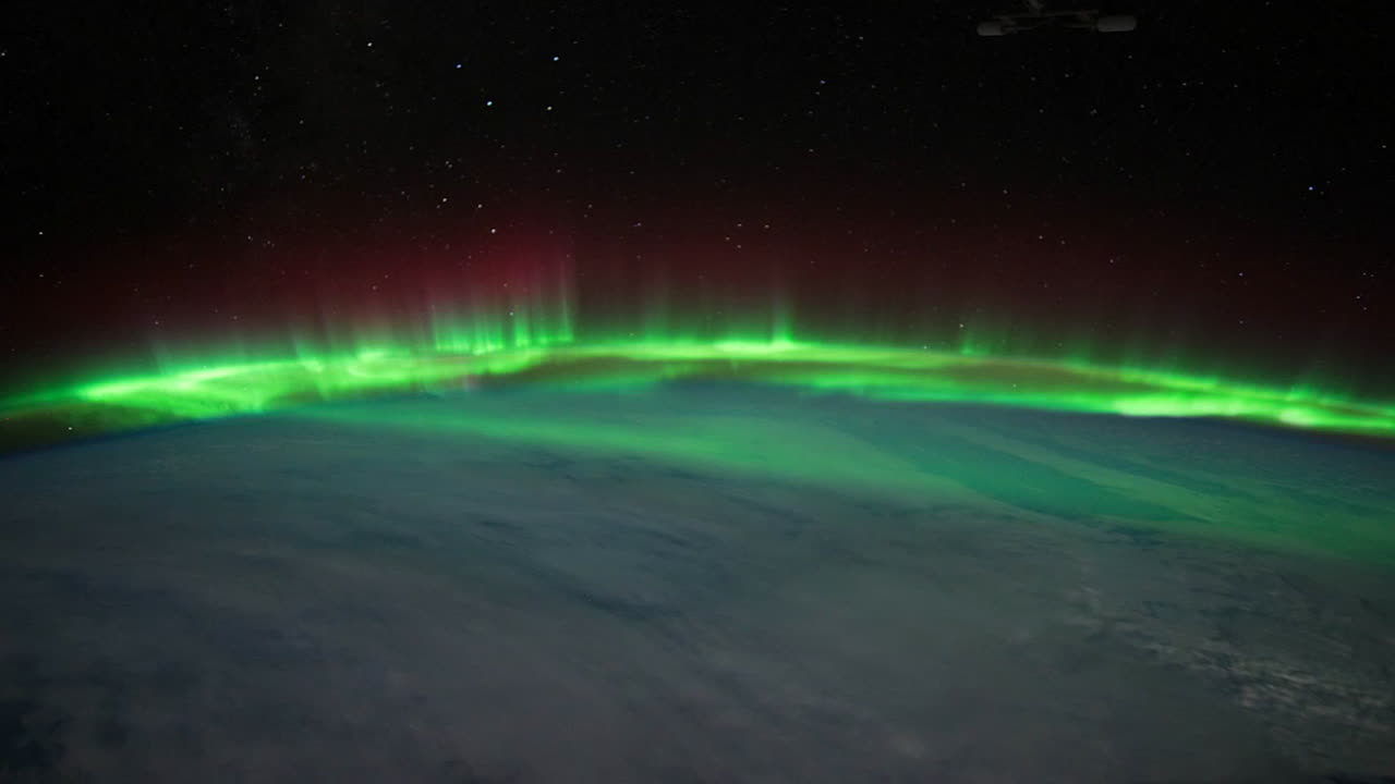 la estación espacial internacional sobrevuela la tierra con la aurora boreal visible 1
