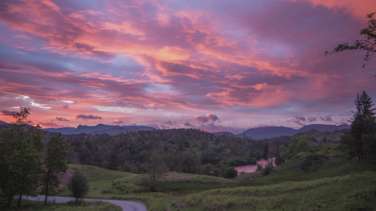 tarn hows, parque nacional del distrito de los lagos, increíble lapso de tiempo de puesta de sol naranja y rojo