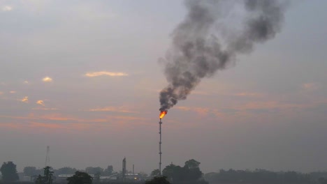 Flammen-Aus-Dem-Schornstein-Der-Gasraffinerie-Verbrennen-Als-Abfallprodukt-Kohlenwasserstoffe