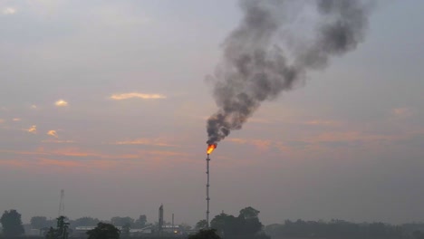 Las-Llamas-De-La-Chimenea-De-La-Refinería-De-Gas-Queman-Hidrocarburos-De-Productos-De-Desecho