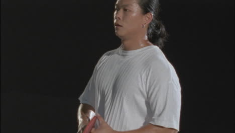 un hombre juega al ping pong 1