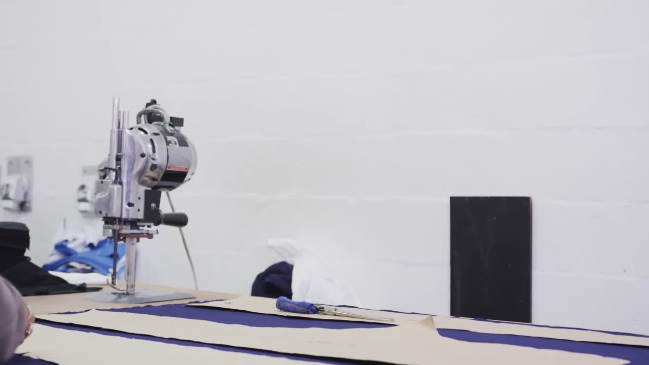 공장에서 일하는 혼성 인종 여성