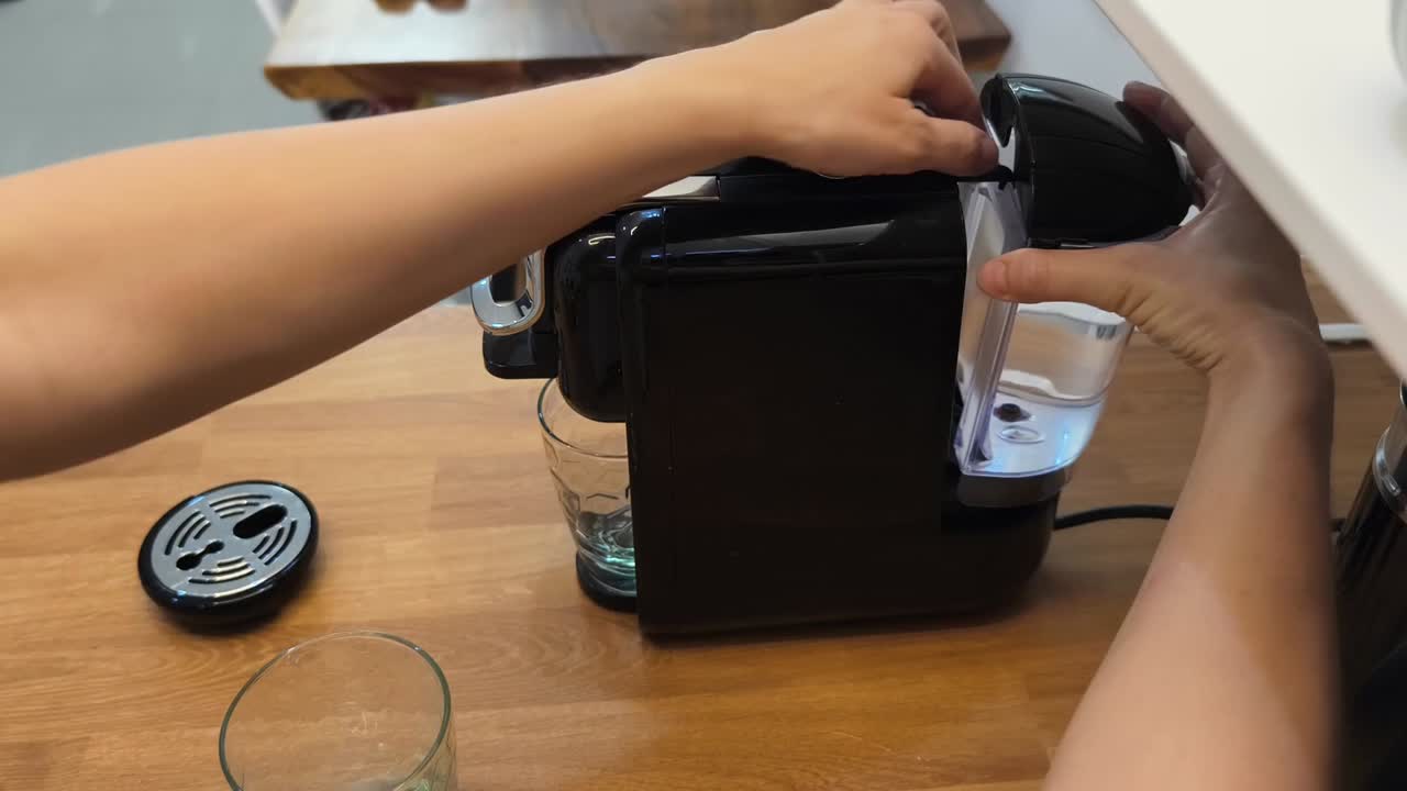 커피 머신의 물 저수지를 채우는 방법