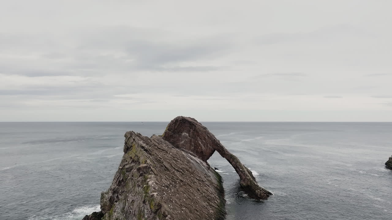 Bow Fiddle Rock, naturlig havbue ved Moraykysten i Skotland, dronebillede.