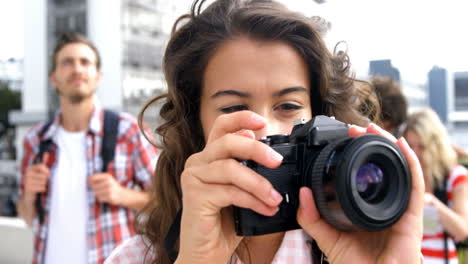 una mujer hermosa tomando fotos.