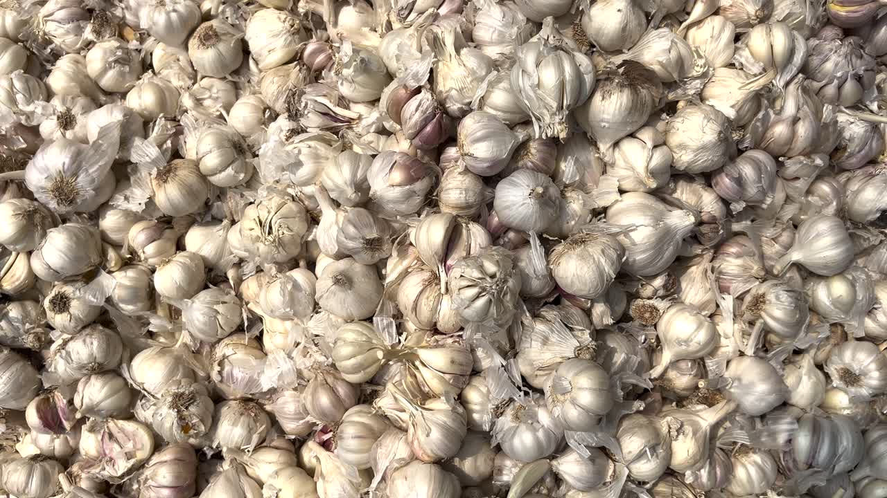 Pazarda sarımsak satılıyor.