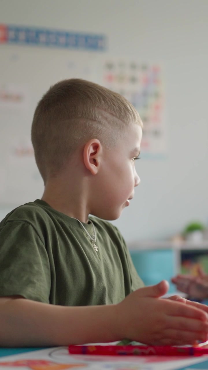 Bambino concentrato su un'attività al banco di scuola