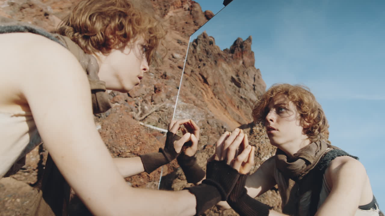 종말론 이후의 세상에서 거울을 보는 지친 여성