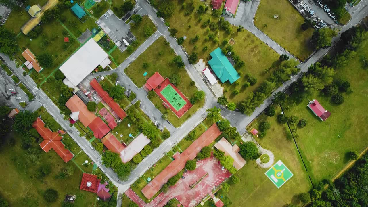 야자유 공장 폐수 거주지의 영화적 드론 영상은 인도네시아에 있는 야자나무 삼림 벌채로 둘러싸인 건물, 주택, 주요 도로 및 인프라로 구성되어 있습니다.