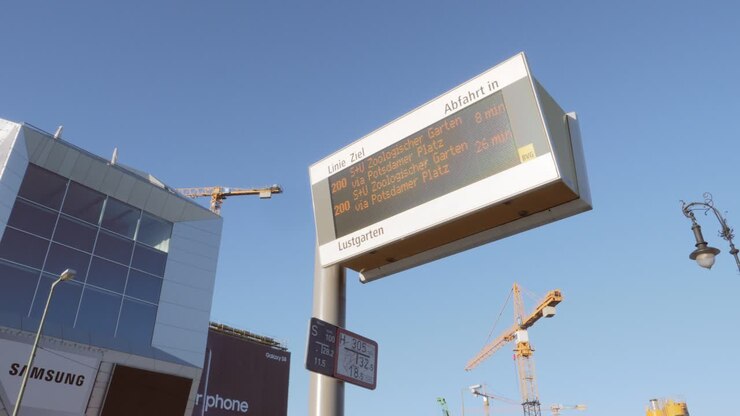 Panorering op til et busstoppestedskilt
