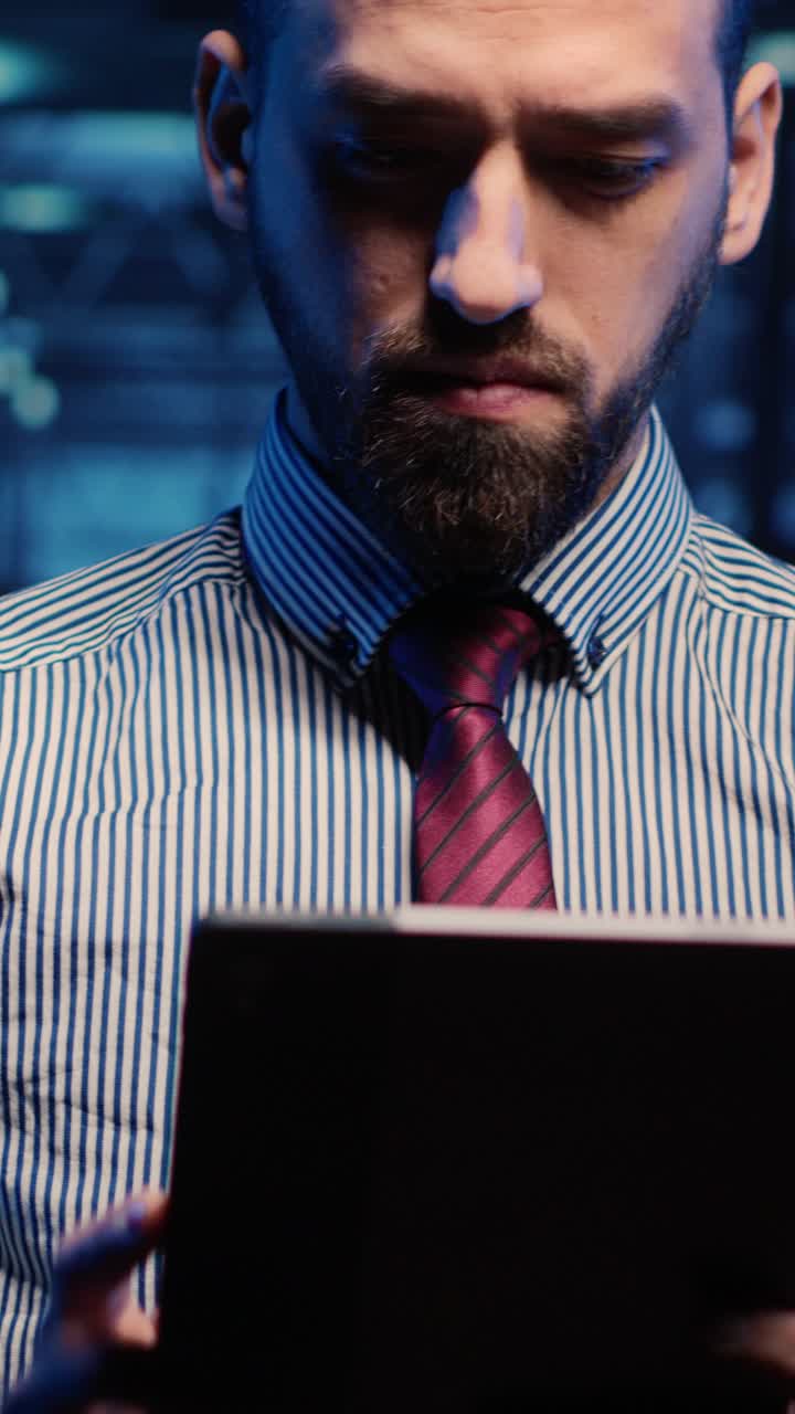 Video verticale: tecnico web IT che lavora in un data center con un tablet