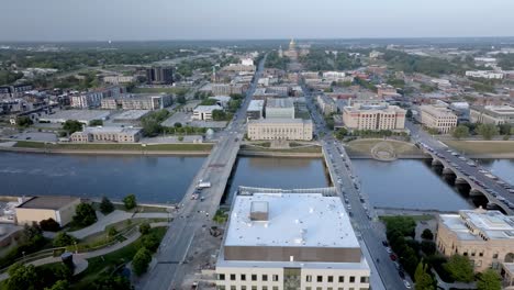 Iowa-state-capitol-building-in-Des-Moines,-Iowa-with-drone-video-moving-left-to-right-wide-shot