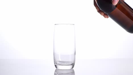 vertiendo cerveza en un vaso
