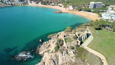 Las-Imágenes-Aéreas-De-La-Fosca-Muestran-La-Ubicación-Estratégica-Del-Castillo-Con-Vistas-Al-Mar-Mediterráneo,-Ofreciendo-A-Los-Huéspedes-Vistas-Incomparables-Y-Una-Sensación-De-Tranquilidad-En-Medio-De-La-Bulliciosa-Costa.