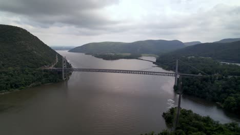 Luftstoß-In-Die-Bear-Mountain-Bridge-über-Den-Hudson-River-In-Der-Nähe-Von-Highland-Falls,-New-York