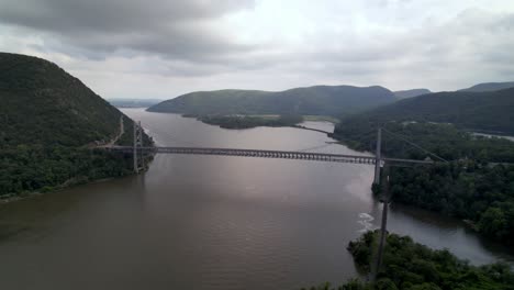 empuje aéreo en el puente de bear mountain sobre el río hudson cerca de highland falls, nueva york.