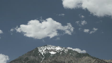 las nubes pasan sobre una montaña en una llanura cubierta de hierba 1