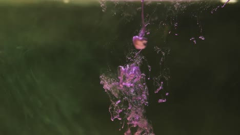 video de un primer plano de tinta púrpura en el agua con espacio para copiar