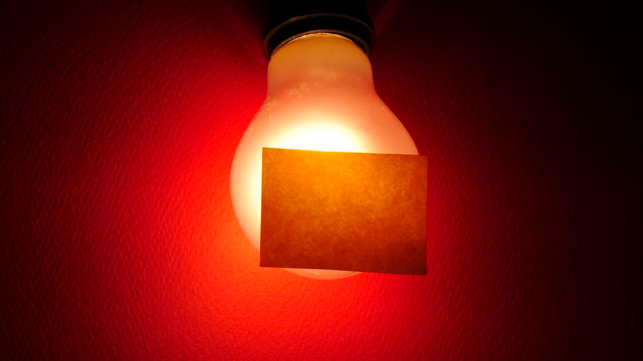 Kertas Post-it di atas bola lampu