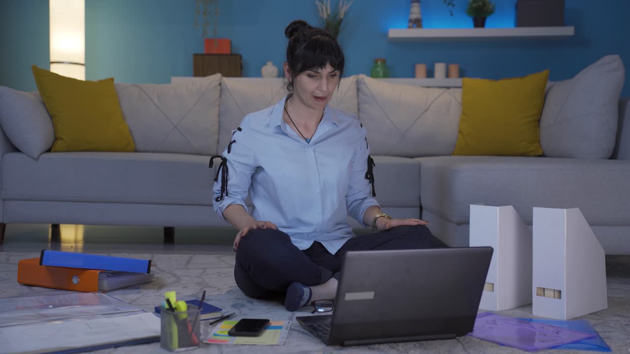 trabajadora de oficina en casa, mujer automotivada.