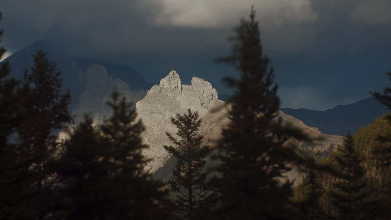 cima de la montaña bajo el sol del bosque en un día nublado