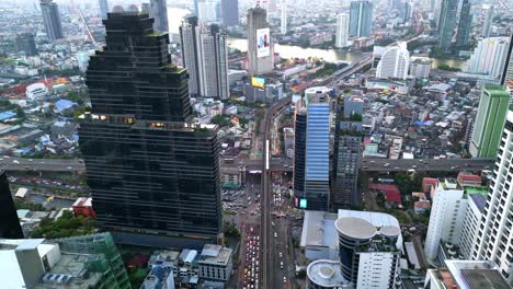 Bts-Skytrain-Fährt-In-Thailands-Hauptstadt