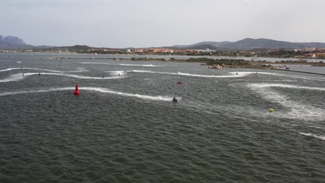 visión general desde el aire sobre el agua de la copa del mundo de motos de agua con las motos de agua rápidas que practican