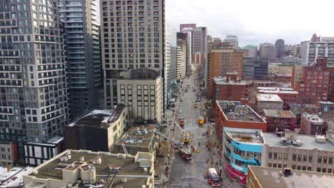 Vista-Aérea-De-Una-Calle-Cerrada-En-El-Centro-De-Montreal-Debido-A-Grandes-Camiones-De-Bomberos-Que-Extinguen-Un-Incendio.