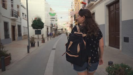 una mujer caminando por una calle europea.