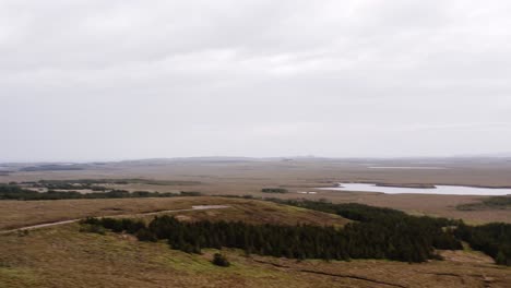 Schwenk-Drohnenaufnahme-Eines-Torfland-Windparks-In-Der-Nähe-Von-Stornoway-Auf-Den-Hebriden