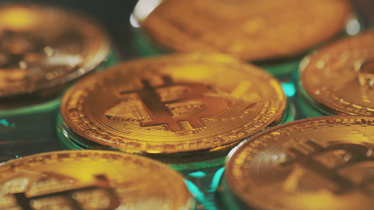 las monedas de bitcoin de primer plano