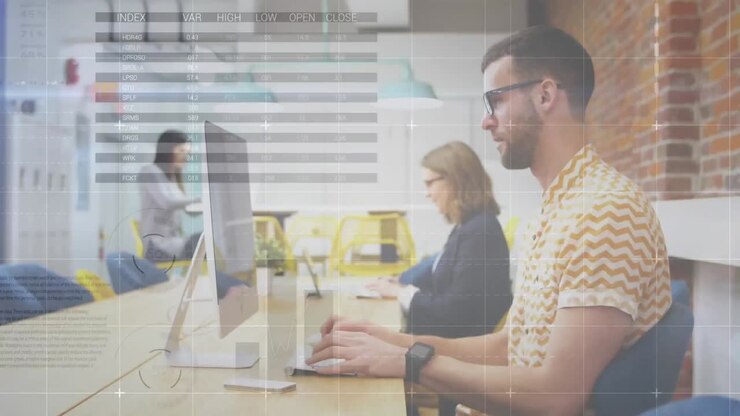 Animation af finansielle data og grafer over kaukasiske forretningsfolk, der arbejder sammen på kontor.
