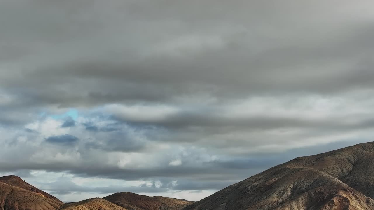 Vista di dolci colline e cielo nuvoloso in un paesaggio aereo statunitense