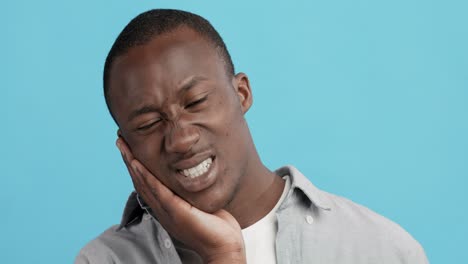 man experiencing facial pain