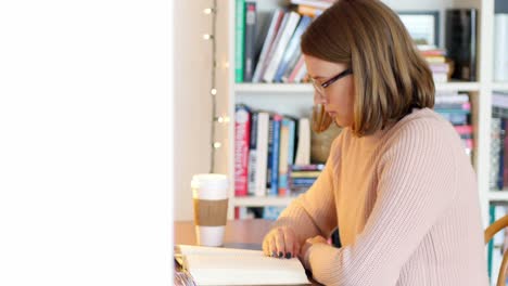 mujer leyendo un libro