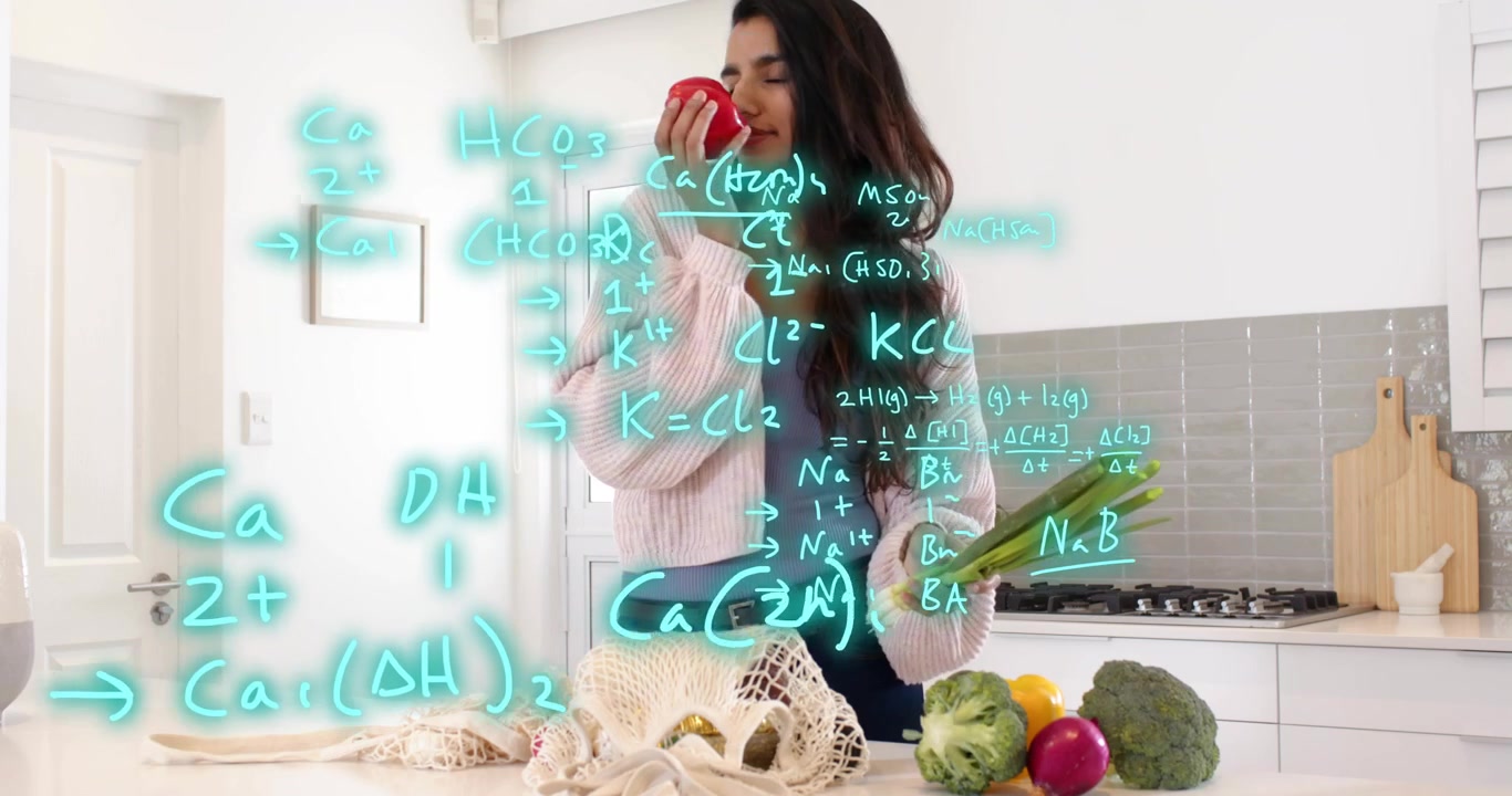 Donna che prende una borsa a rete, prepara peperoni e cipolle per cucinare, annusando l'aroma tra le formule.