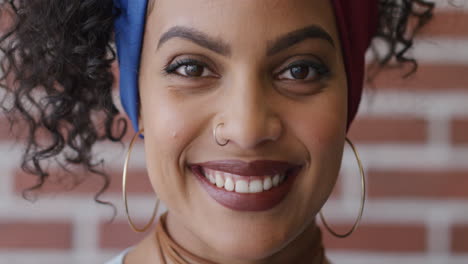 Porträt-Einer-Glücklichen-Afroamerikanischen-Frau,-Die-Lächelt