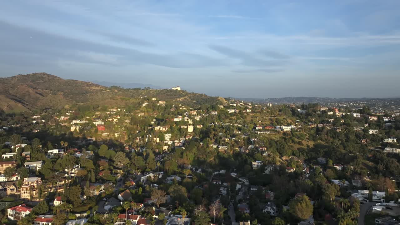 el observatorio griffith con vistas a las colinas de hollywood, california - aérea