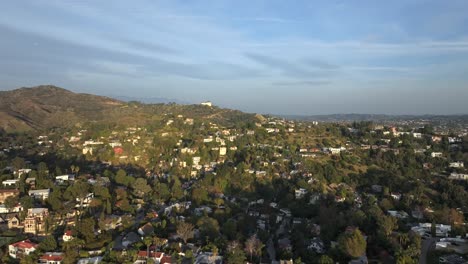 el observatorio griffith con vistas a las colinas de hollywood, california - aérea