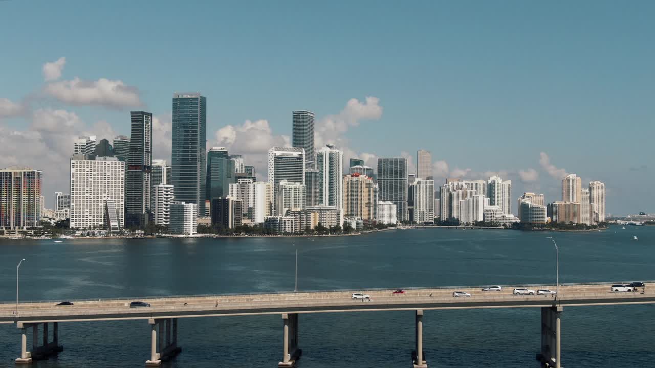 drone aéreo épico volando sobre el puente - agua hacia el centro de miami 4k
