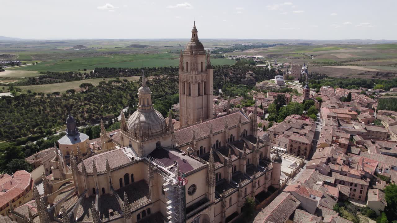 vista panorámica de la renovación de la catedral de segovia, españa
