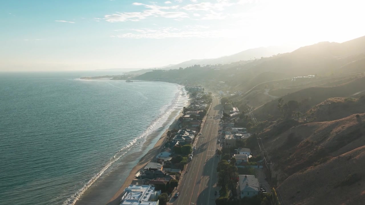 Ripresa aerea in ascesa e panoramica della Pacific Coast Highway a Carbon Canyon dopo l'incendio boschivo a Malibu, California. 4K