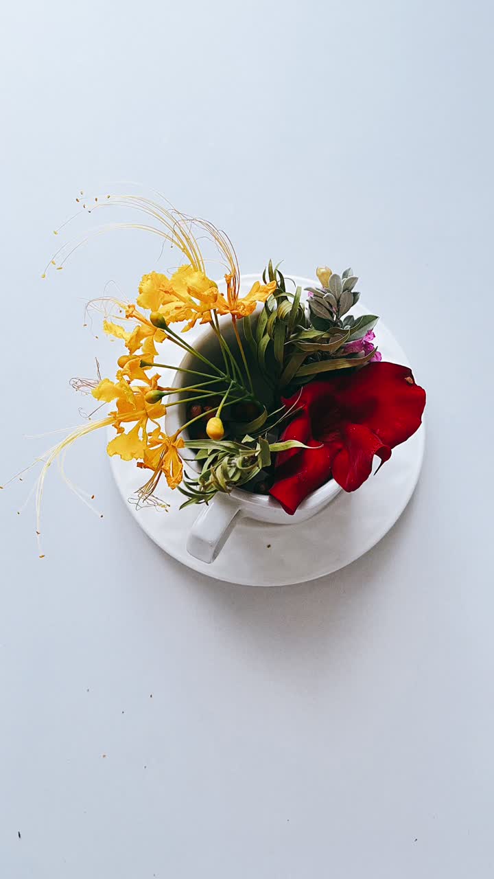 arreglo floral en una taza de té